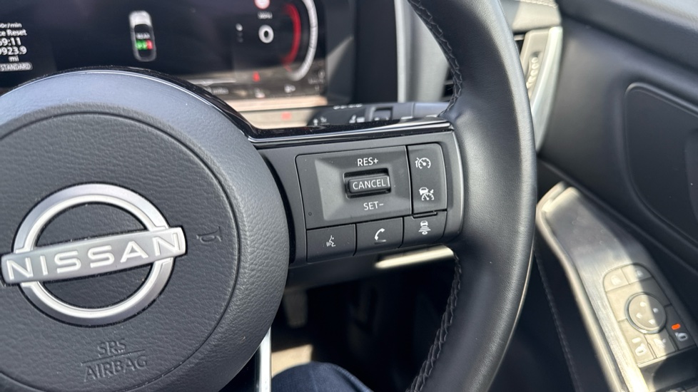 Nissan Qashqai 1.3 DiG-T MH N-Connecta 5dr Petrol Hatchback - Image 26