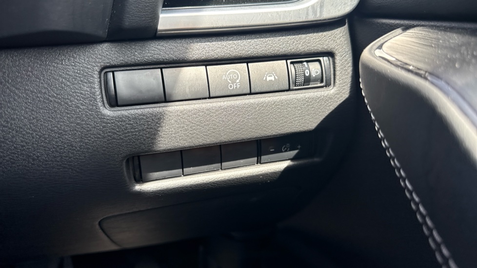 Nissan Qashqai 1.3 DiG-T MH N-Connecta 5dr Petrol Hatchback - Image 28