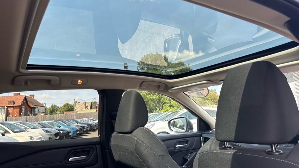 Nissan Qashqai 1.3 DiG-T MH N-Connecta 5dr Petrol Hatchback - Image 36