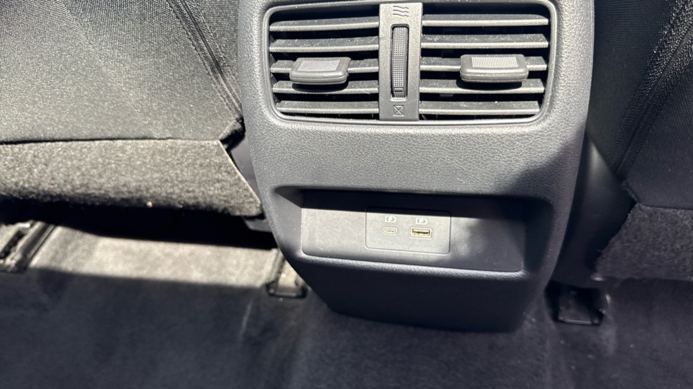 Nissan Qashqai 1.3 DiG-T MH N-Connecta 5dr Petrol Hatchback - Image 37