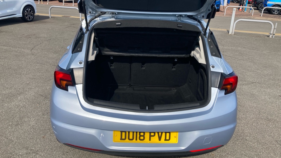 Vauxhall Astra 1.4i 16V Tech Line Nav 5dr Petrol Hatchback - Image 4