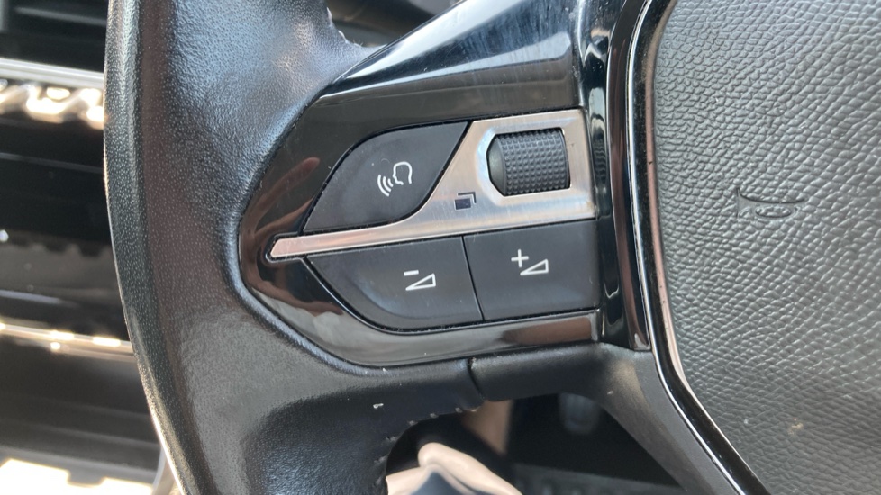 Peugeot 208 1.2 PureTech 100 Allure 5dr Petrol Hatchback - Image 24