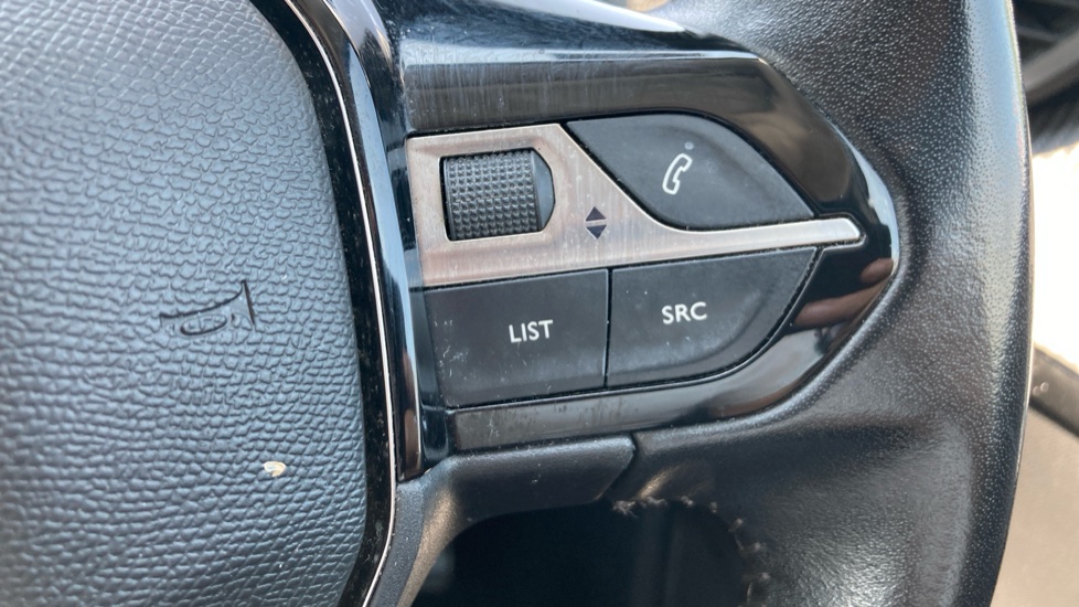 Peugeot 208 1.2 PureTech 100 Allure 5dr Petrol Hatchback - Image 25