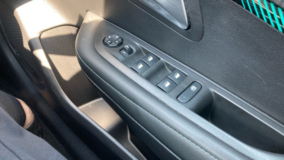 Peugeot 208 1.2 PureTech 100 Allure 5dr Petrol Hatchback - Image 27
