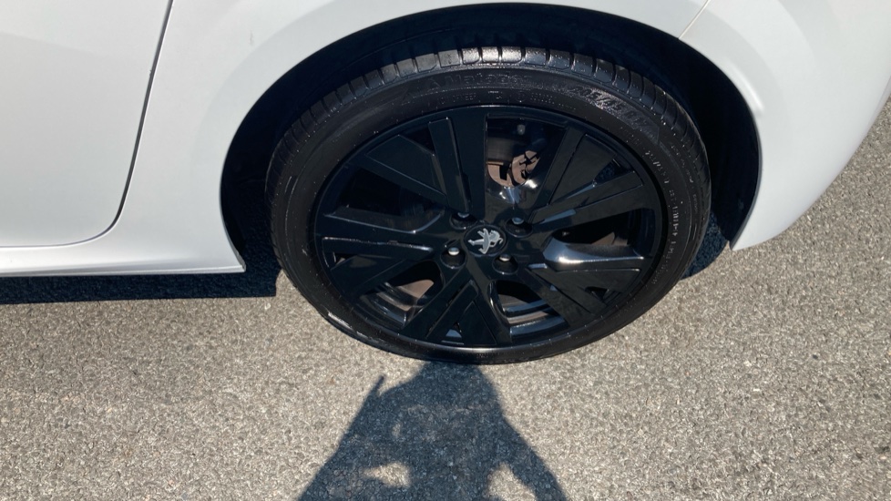 Peugeot 208 1.2 PureTech 100 Allure 5dr Petrol Hatchback - Image 31