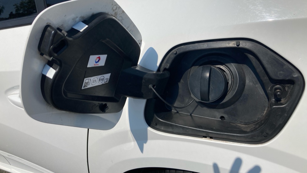 Peugeot 208 1.2 PureTech 100 Allure 5dr Petrol Hatchback - Image 32