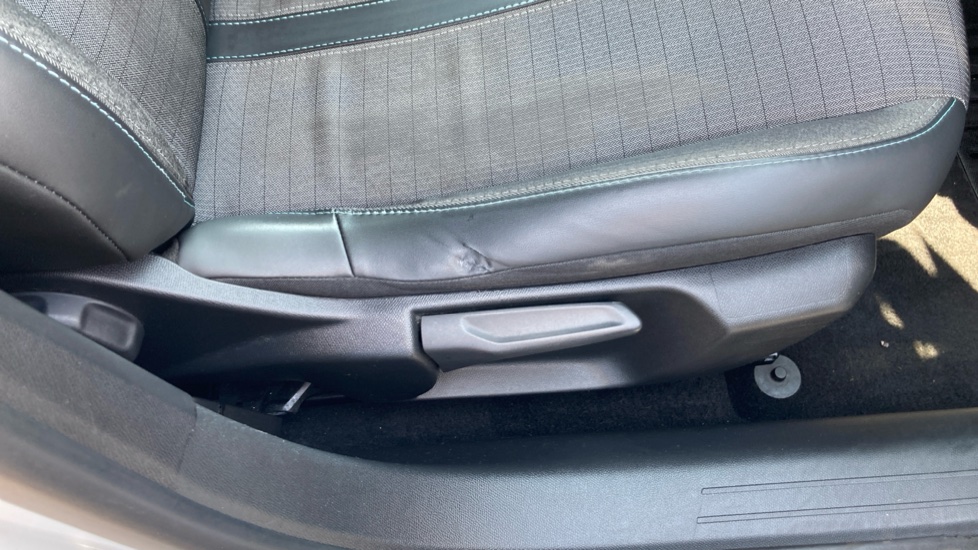 Peugeot 208 1.2 PureTech 100 Allure 5dr Petrol Hatchback - Image 35