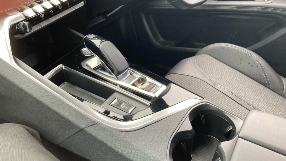 Peugeot 3008 1.6 Hybrid 180 Allure Premium+ 5dr e-EAT8 Estate - Image 13