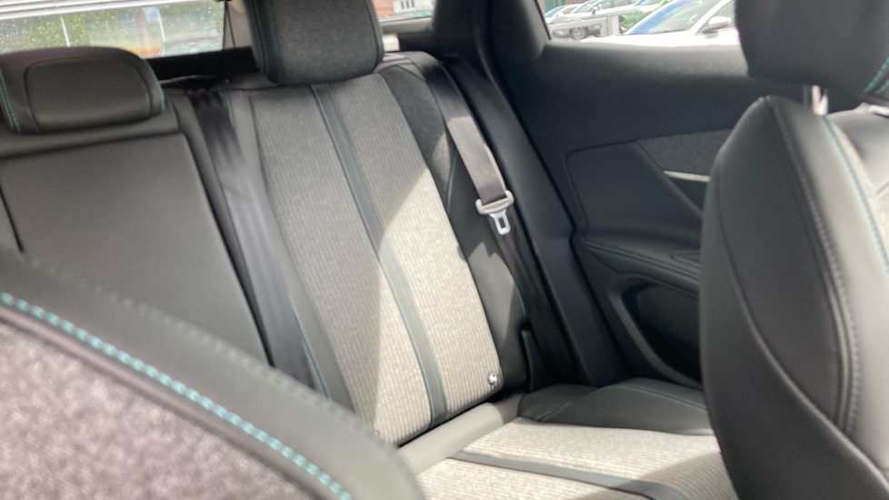 Peugeot 3008 1.6 Hybrid 180 Allure Premium+ 5dr e-EAT8 Estate - Image 35