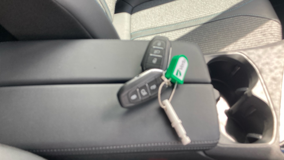 Peugeot 3008 1.6 Hybrid 180 Allure Premium+ 5dr e-EAT8 Estate - Image 38