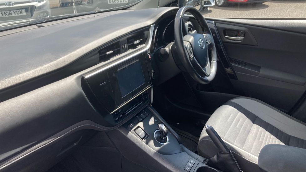 Toyota Auris 1.8 Hybrid Business Edition 5dr CVT Hybrid Hatchback - Image 9