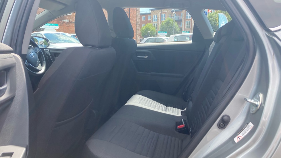 Toyota Auris 1.8 Hybrid Business Edition 5dr CVT Hybrid Hatchback - Image 16