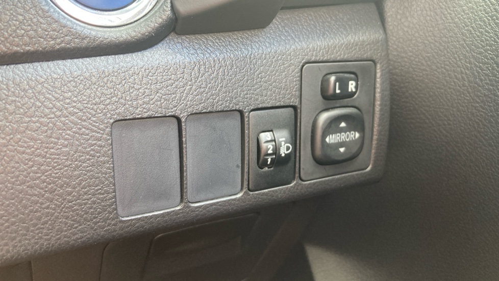 Toyota Auris 1.8 Hybrid Business Edition 5dr CVT Hybrid Hatchback - Image 23
