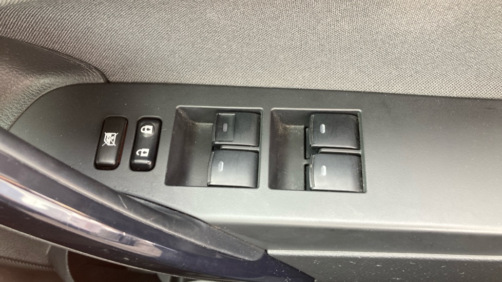 Toyota Auris 1.8 Hybrid Business Edition 5dr CVT Hybrid Hatchback - Image 24