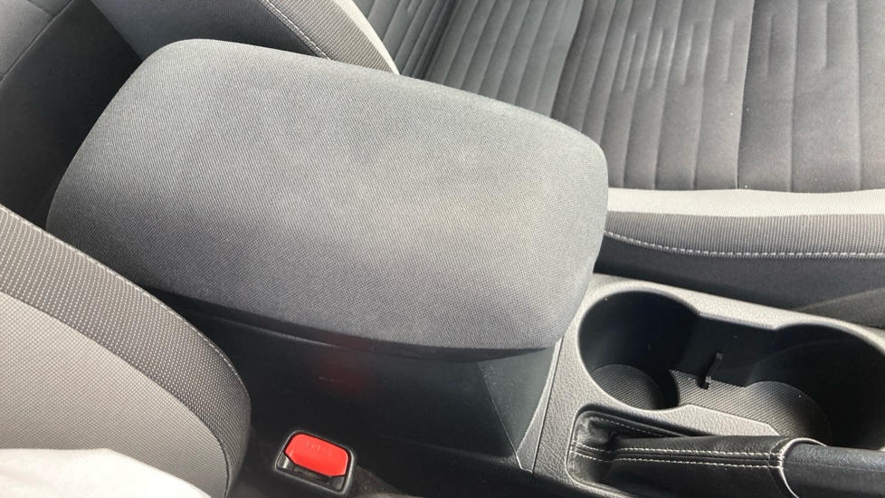Toyota Auris 1.8 Hybrid Business Edition 5dr CVT Hybrid Hatchback - Image 32