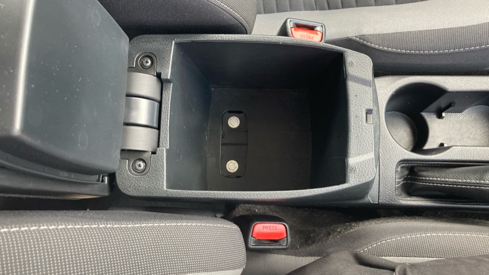Toyota Auris 1.8 Hybrid Business Edition 5dr CVT Hybrid Hatchback - Image 34