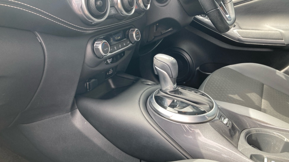 Nissan Juke 1.6 Hybrid N-Connecta 5dr Auto Hybrid Hatchback - Image 13