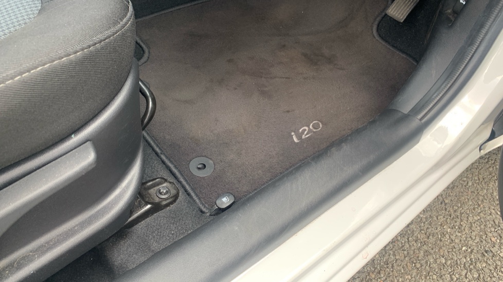 Hyundai i20 1.2 Classic 5dr Petrol Hatchback - Image 32
