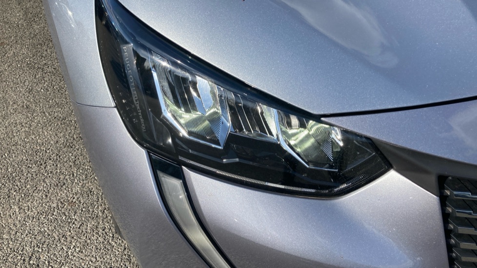 Peugeot 208 1.2 PureTech 100 Allure Premium + 5dr EAT8 Petrol Hatchback - Image 22