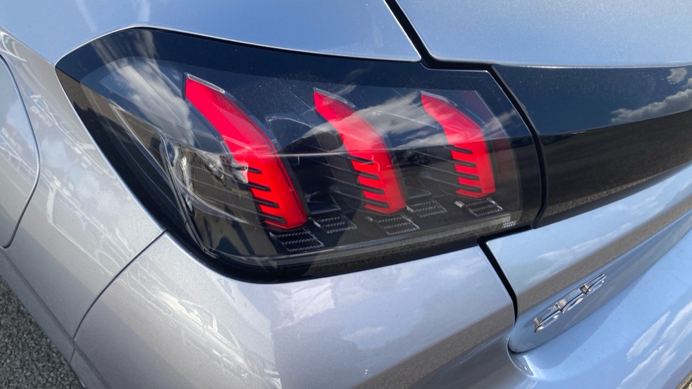Peugeot 208 1.2 PureTech 100 Allure Premium + 5dr EAT8 Petrol Hatchback - Image 27