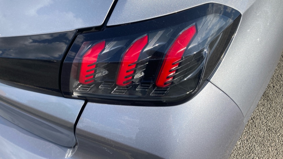 Peugeot 208 1.2 PureTech 100 Allure Premium + 5dr EAT8 Petrol Hatchback - Image 28
