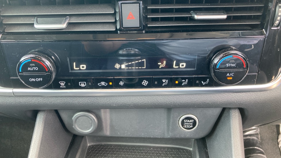 Nissan Qashqai 1.3 DiG-T MH Acenta Premium 5dr Petrol Hatchback - Image 29