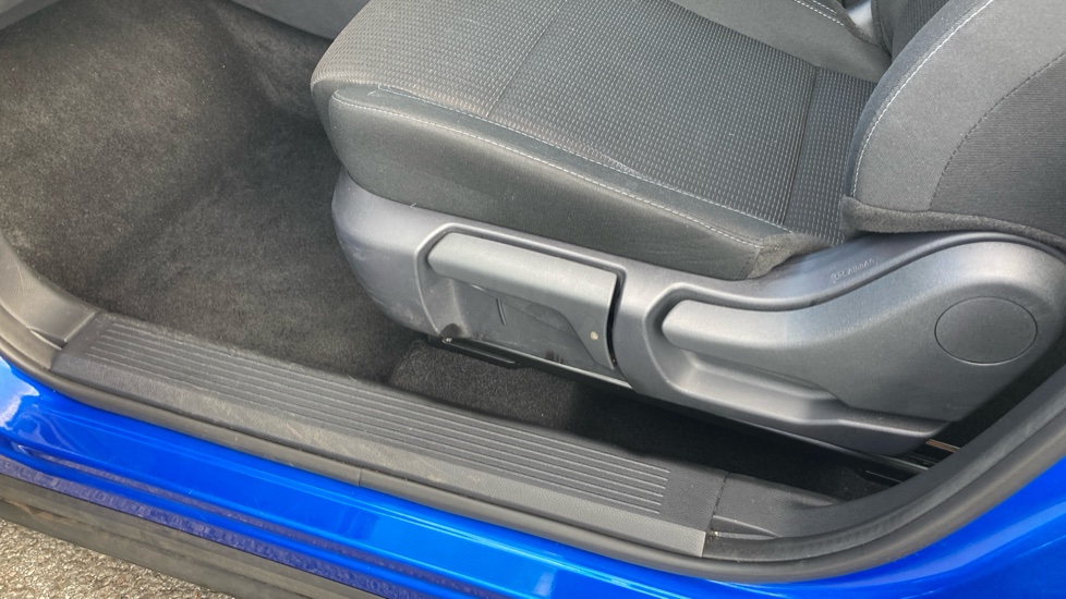 Nissan Qashqai 1.3 DiG-T MH Acenta Premium 5dr Petrol Hatchback - Image 43