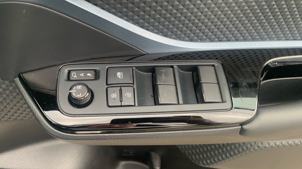 Toyota C-HR 2.0 Hybrid Design 5dr CVT Hybrid Hatchback - Image 26