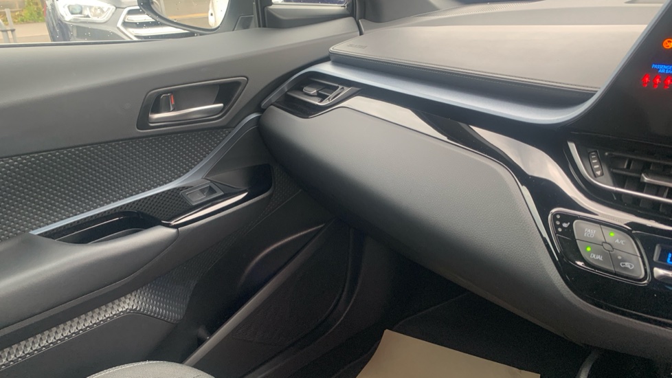 Toyota C-HR 2.0 Hybrid Design 5dr CVT Hybrid Hatchback - Image 35