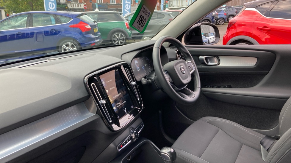 Volvo XC40 1.5 T3 [163] Momentum 5dr Petrol Estate - Image 9
