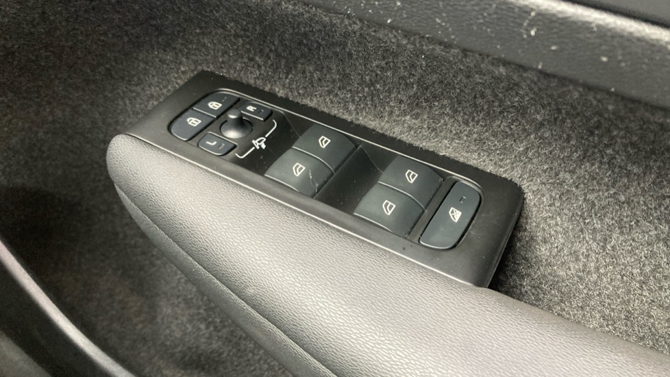 Volvo XC40 1.5 T3 [163] Momentum 5dr Petrol Estate - Image 31
