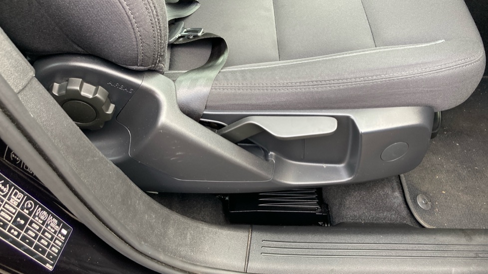 Volvo XC40 1.5 T3 [163] Momentum 5dr Petrol Estate - Image 32