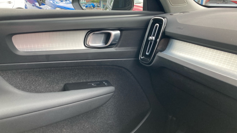 Volvo XC40 1.5 T3 [163] Momentum 5dr Petrol Estate - Image 42