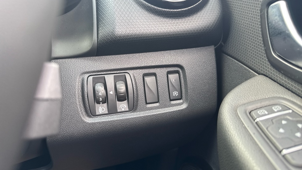 Renault Clio 0.9 TCE 75 Iconic 5dr Petrol Hatchback - Image 25