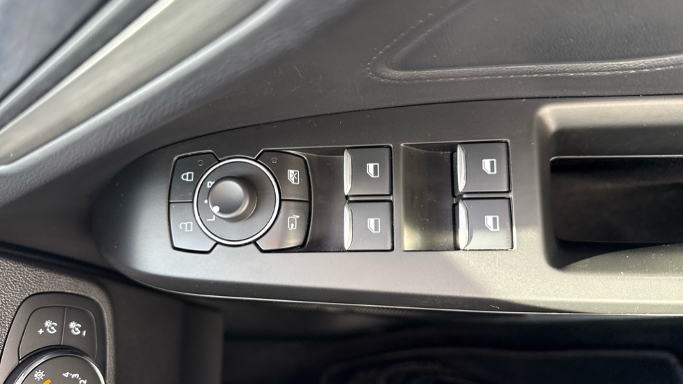Ford Focus 1.0 EcoBoost Titanium 5dr Petrol Hatchback - Image 32