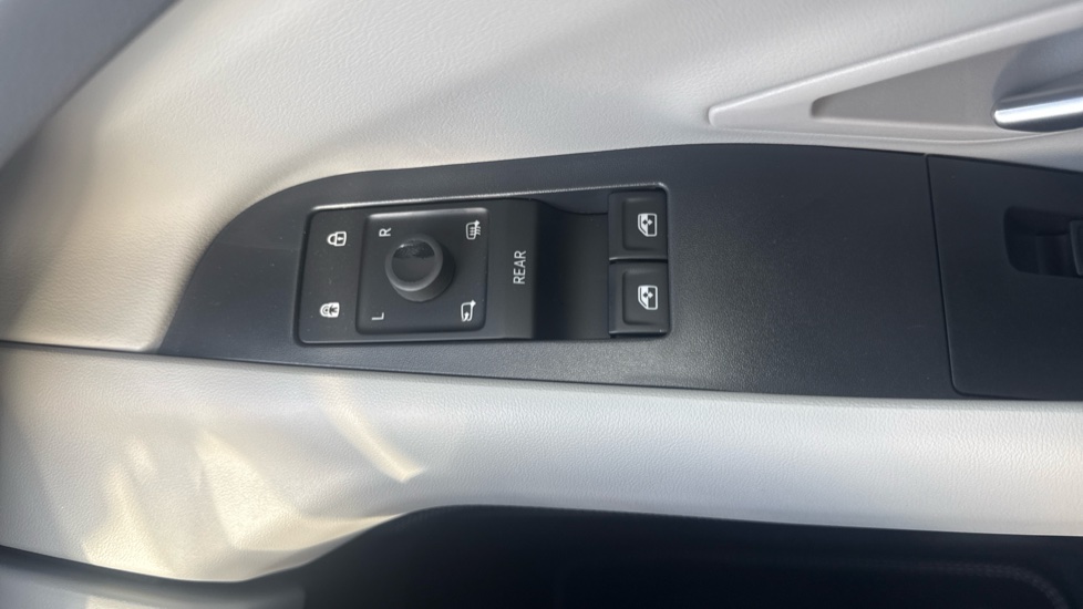 Ford Explorer 250kW Premium 79kWh AWD 5dr Auto Electric Estate - Image 33