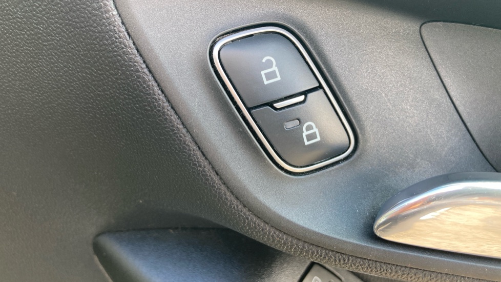 Ford Fiesta 1.1 Zetec 3dr Petrol Hatchback - Image 23