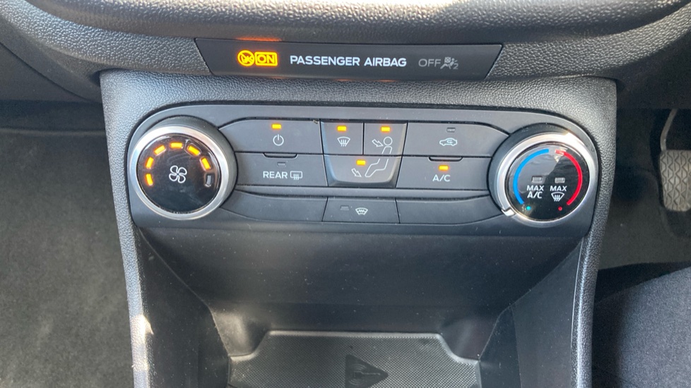 Ford Fiesta 1.1 Zetec 3dr Petrol Hatchback - Image 29