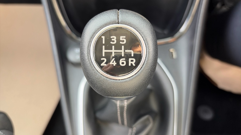 Ford Puma 1.0 EcoBoost Hybrid mHEV Titanium 5dr Petrol Hatchback - Image 28