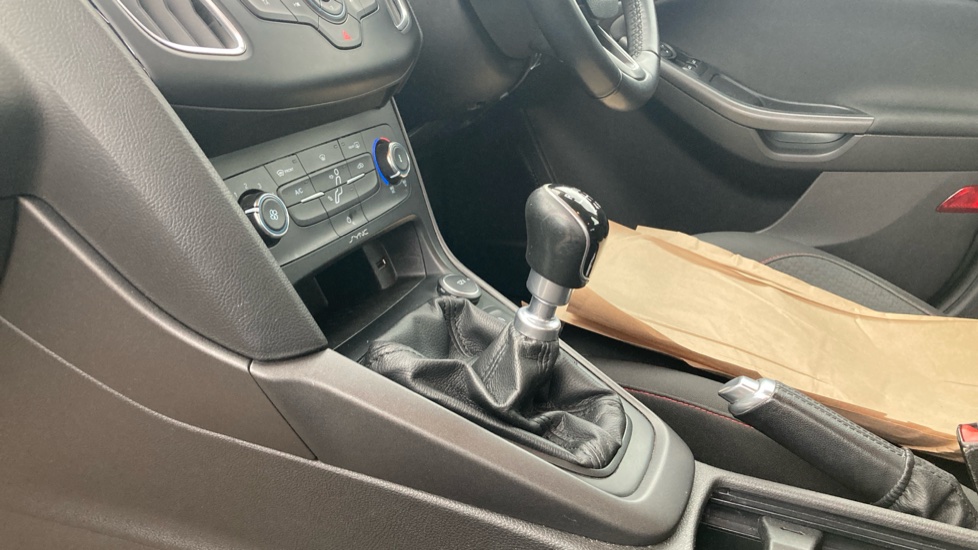 Ford Focus 1.0 EcoBoost 125 Zetec S 5dr Petrol Hatchback - Image 13