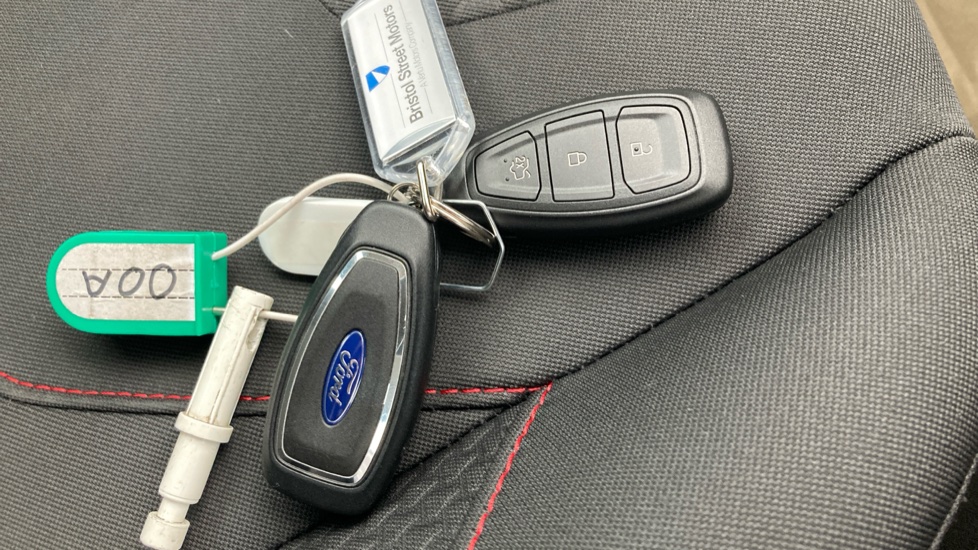 Ford Focus 1.0 EcoBoost 125 Zetec S 5dr Petrol Hatchback - Image 19