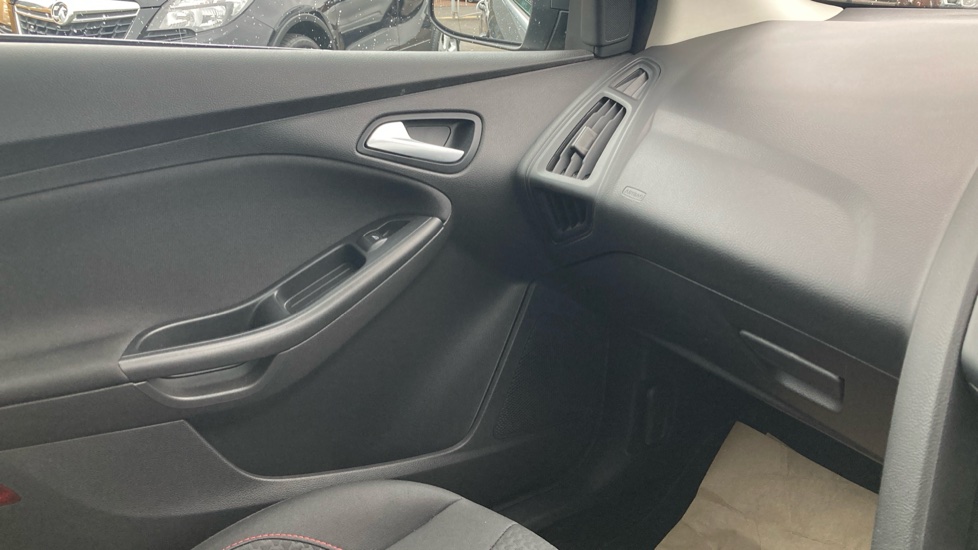 Ford Focus 1.0 EcoBoost 125 Zetec S 5dr Petrol Hatchback - Image 35