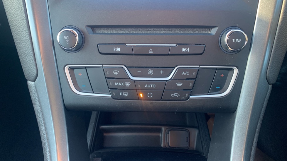 Ford Mondeo 2.0 TDCi 180 Titanium 5dr Diesel Hatchback - Image 35