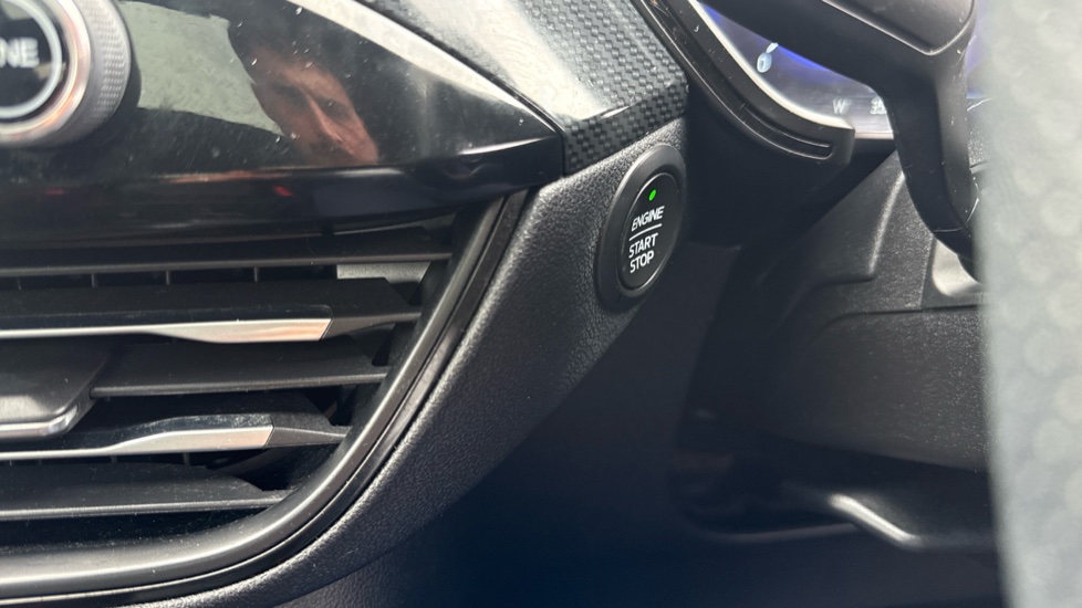 Ford Kuga 2.5 FHEV ST-Line X Edition 5dr CVT Hybrid Estate - Image 31