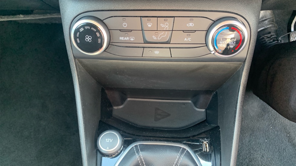 Ford Fiesta 1.1 Zetec 5dr Petrol Hatchback - Image 32