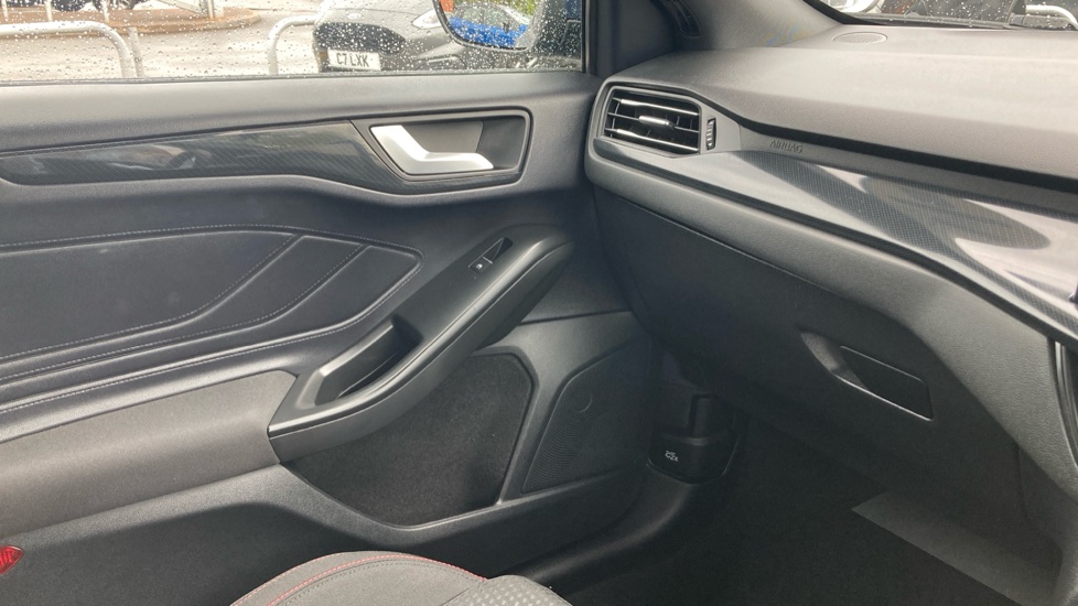 Ford Focus 1.0 EcoBoost Hybrid mHEV ST-Line 5dr Auto Petrol Hatchback - Image 43