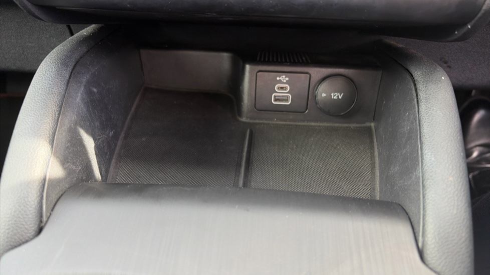 Ford Kuga 2.5 FHEV ST-Line X Edition 5dr CVT Hybrid Estate - Image 26