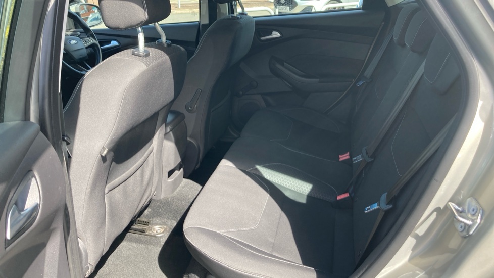 Ford Focus 1.0 EcoBoost 125 Zetec 5dr Petrol Hatchback - Image 16