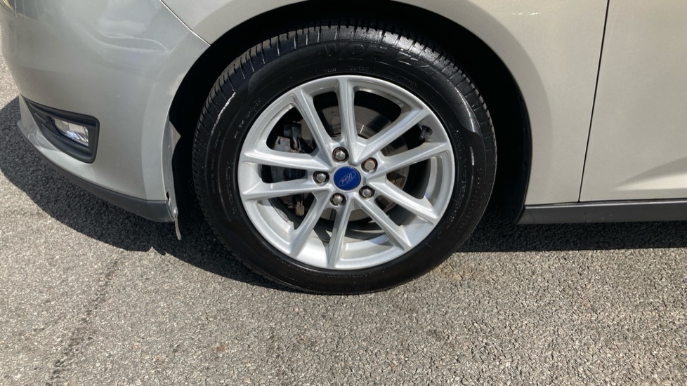 Ford Focus 1.0 EcoBoost 125 Zetec 5dr Petrol Hatchback - Image 39