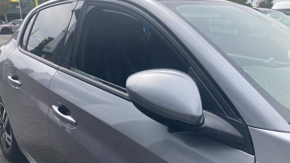 Peugeot 208 1.2 PureTech 100 Allure 5dr Petrol Hatchback - Image 28
